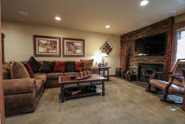 Room, Living Room, Indoors, Furniture, Couch