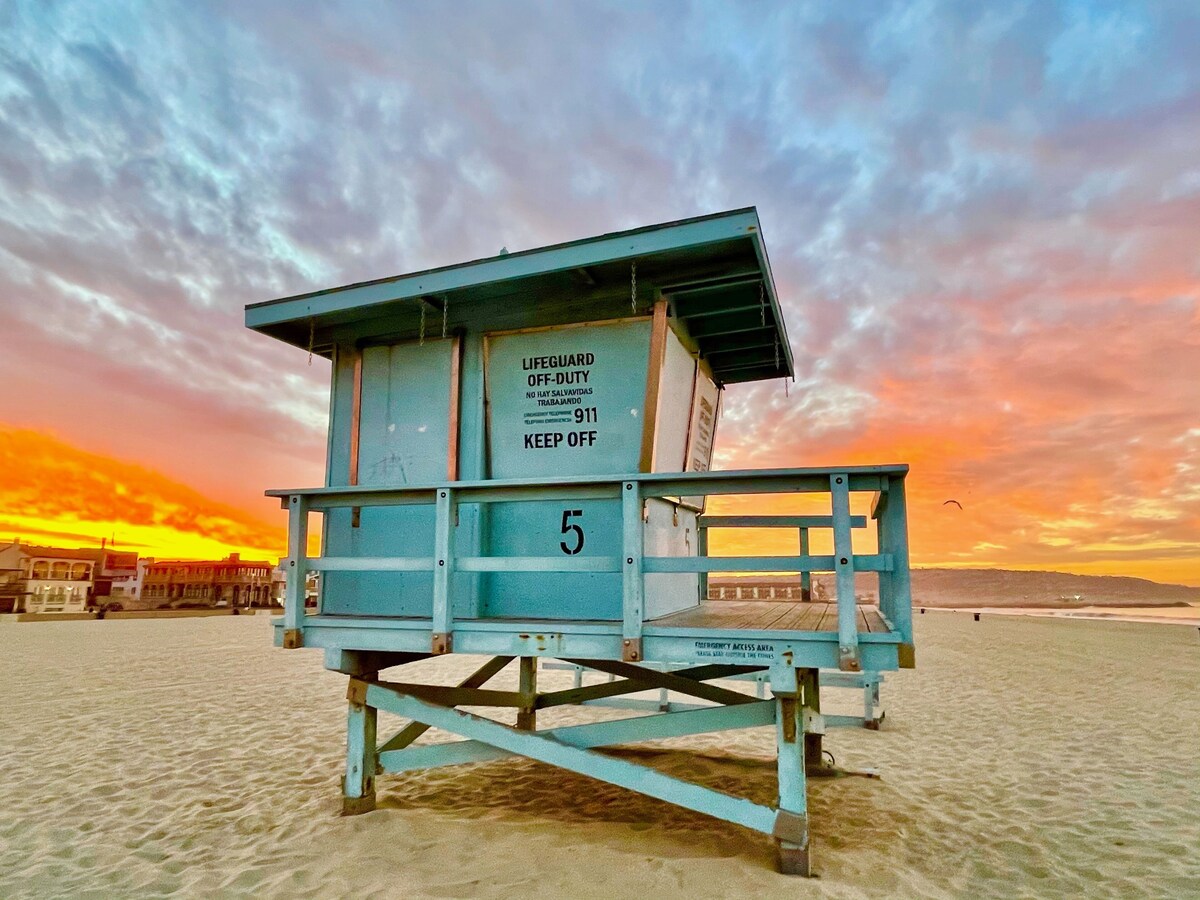 2 HOUSES FROM THE BEACH!! +Onsite Parking