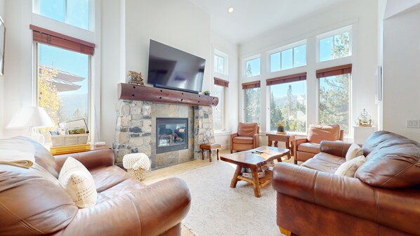 Furniture, Indoors, Living Room, Couch, Screen