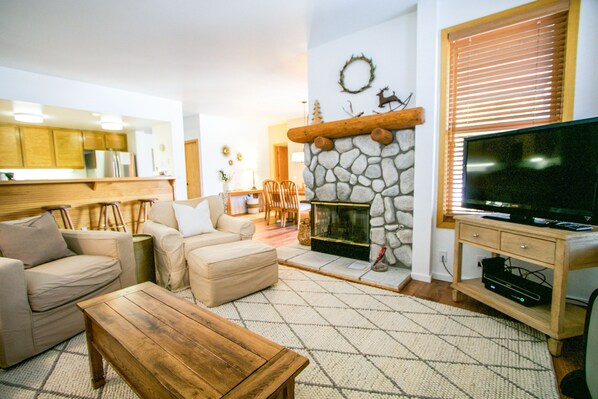 Flooring, Indoors, Room, Living Room, Furniture