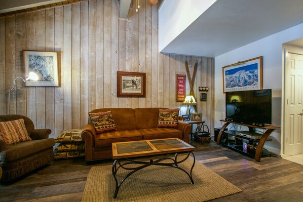 Living Room, Room, Indoors, Couch, Furniture