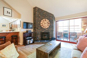 Flooring, Indoors, Living Room, Room, Hardwood