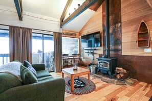 Flooring, Living Room, Indoors, Room, Hardwood