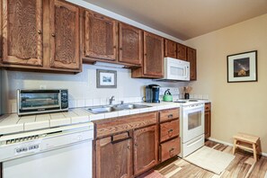 Room, Indoors, Oven, Kitchen, Microwave