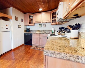Flooring, Floor, Hardwood, Room, Indoors