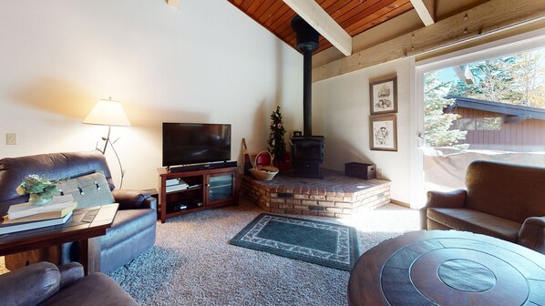 Flooring, Room, Living Room, Indoors, Screen