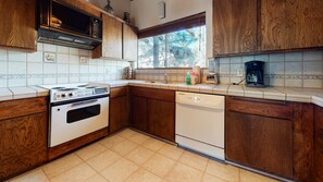 Room, Indoors, Oven, Kitchen, Flooring