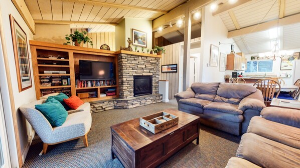 Living Room, Room, Indoors, Furniture, Couch