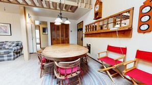 Flooring, Room, Indoors, Living Room, Floor