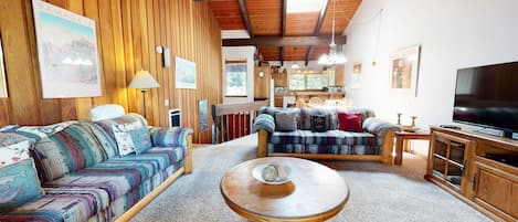 Furniture, Room, Living Room, Indoors, Table