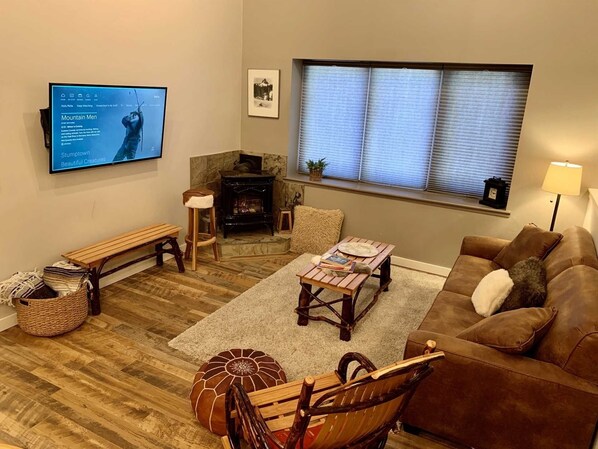 Flooring, Indoors, Room, Living Room, Screen