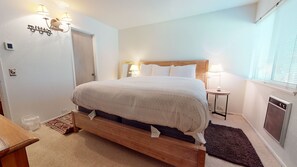 Bedroom, Room, Indoors, Furniture, Bed