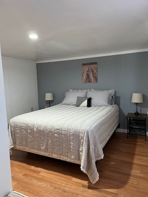 Master bedroom - queen size bed