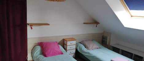 Chambre avec 3 lits individuels