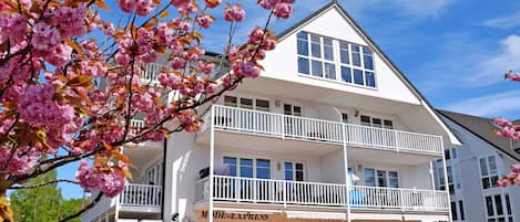 Fewo mit Balkon und Strandkorb am Strand