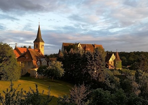 Gewitterstimmung über Schloss und Kirche Wiesenthau