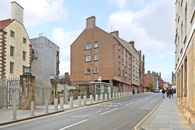 ALTIDO Contemporary Royal Mile Apartment w/Balcony