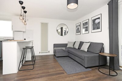 ALTIDO Contemporary Royal Mile Apartment w/Balcony