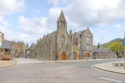 ALTIDO Contemporary Royal Mile Apartment w/Balcony