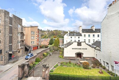 ALTIDO Contemporary Royal Mile Apartment w/Balcony