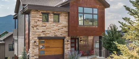 Wildhorse Retreat is a gorgeous stand-alone within the Wildhorse community