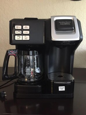 New Flexbrew coffee maker. Brews K-cups or by the pot.