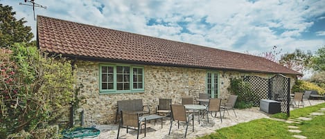 The exterior and outdoor dining area at Tree Pipit Cottage, Devon