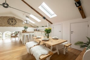 The open plan living room and kitchen at Luxury Penthouse, Cotswolds