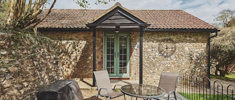 The exterior and outdoor dining area at Harcombe Cottage, Devon