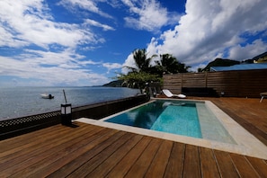 Piscine d'eau salée à débordements face au lagon de Moorea