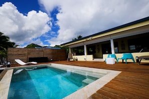 la villa face à la piscine et au lagon