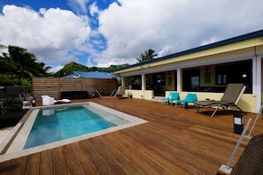 la villa face à la piscine et au lagon