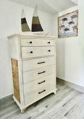 Plenty of drawers.