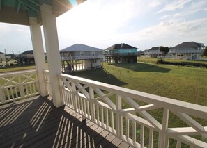 Full 360’ walk around deck 