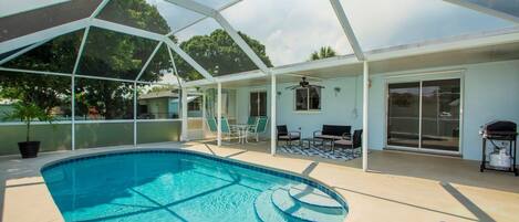 Pool side, sunshine, BBQ, Relax. PRIVATE
Pool is 3.5'-5.5'