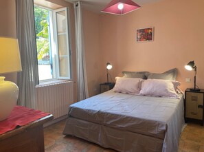 1ere chambre - Lit Queen size en 160. Grand placard/penderie !