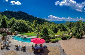 Private pool with stunning mountain views