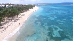 Vue aérienne de la plage de l'autre bord. La résidence est en haut à gauche