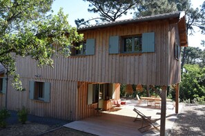 Vue façade OUEST (terrasse couverte,  salle d'eau et couloir à l'étage)