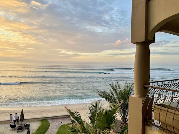 Waves right out front! Surfing at La Roca!