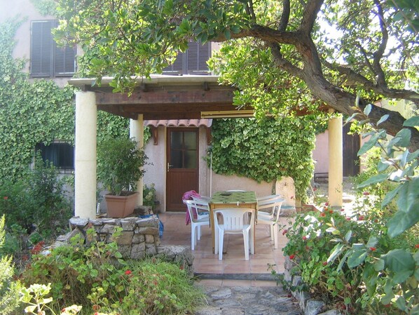 terrasse couverte avec barbecue