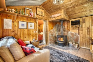 Cozy and clean vintage travel lodges in the heart of the Colorado Rockies just minutes from Rocky Mountain National Park and Brainard Lake.