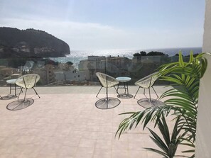 360° rooftop terrace with chaises-lounges and chairs for a relaxing sunset drink.