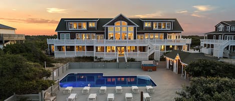 Experience the perfect stay in luxury and comfort at The Mark Twain.