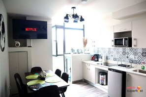 Sala y cocina con pantalla, Smart tv 50" y Netflix 