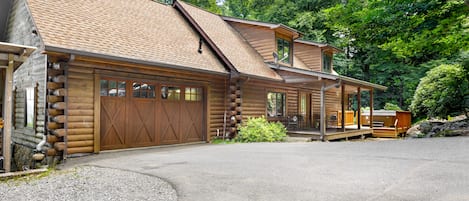 Elk Mountain Lodge in the Summer.