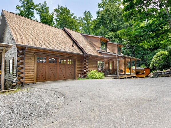 Elk Mountain Lodge in the Summer.