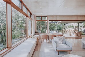 The beautiful indoor-outdoor flow of the living space out onto the upper deck. 