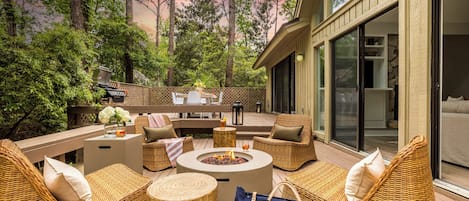 Spacious deck with fire pit.