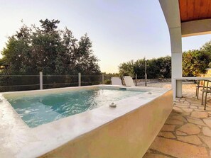 Private jacuzzi of the studio